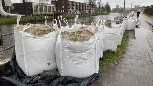 zandzakken langs het Noord-Willemskanaal