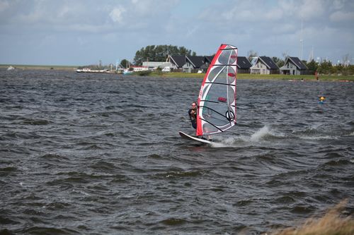 Windsurfers op het Lauwersmeer.